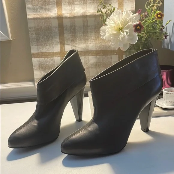 Pour La Victoire Gray Heeled Boots with Curved Heel - Picture 9 of 16